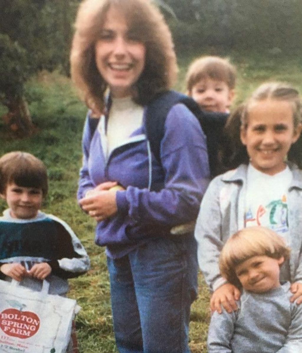 Chris Evans, junto a su madre y sus hermanos de niño