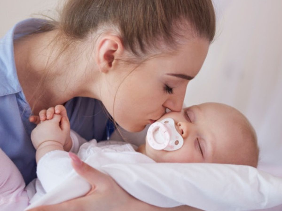 Cómo coger a un bebe recién nacido de la forma más segura? - Divinity