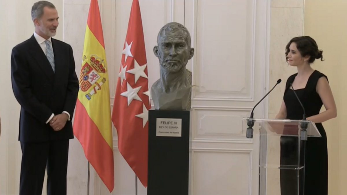 Díaz Ayuso presenta a Felipe VI el busto retrato que encargó para homenajear su figura Díaz Ayuso presenta a Felipe VI el busto retrato que encargó para homenajear su figura