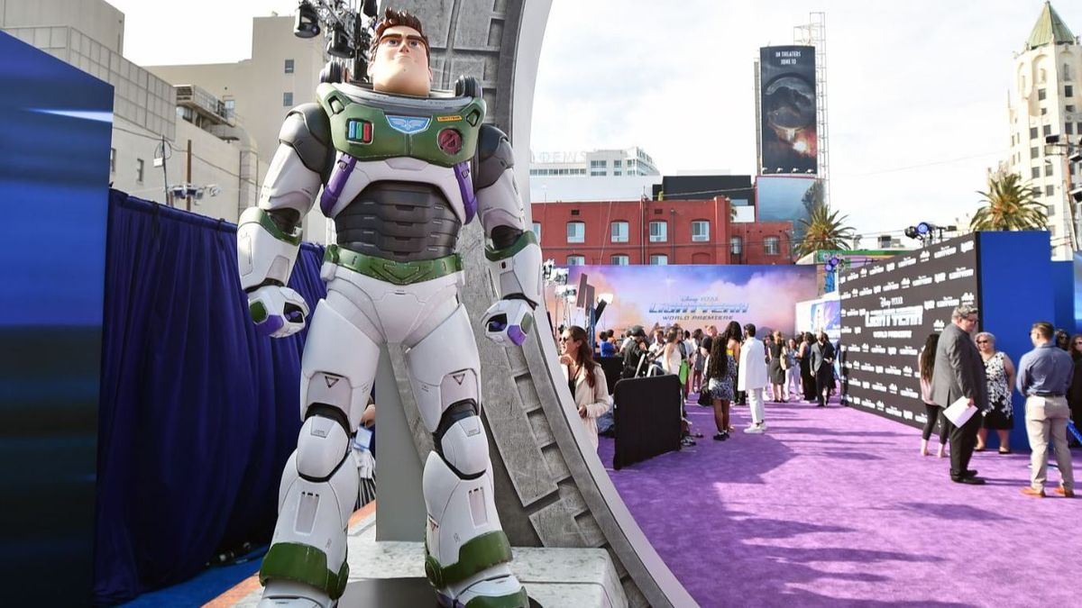 Emiratos Árabes Unidos veta 'Lightyear' por incluir un beso entre dos personajes femeninos Emiratos Árabes Unidos veta 'Lightyear' por incluir un beso entre dos personajes femeninos