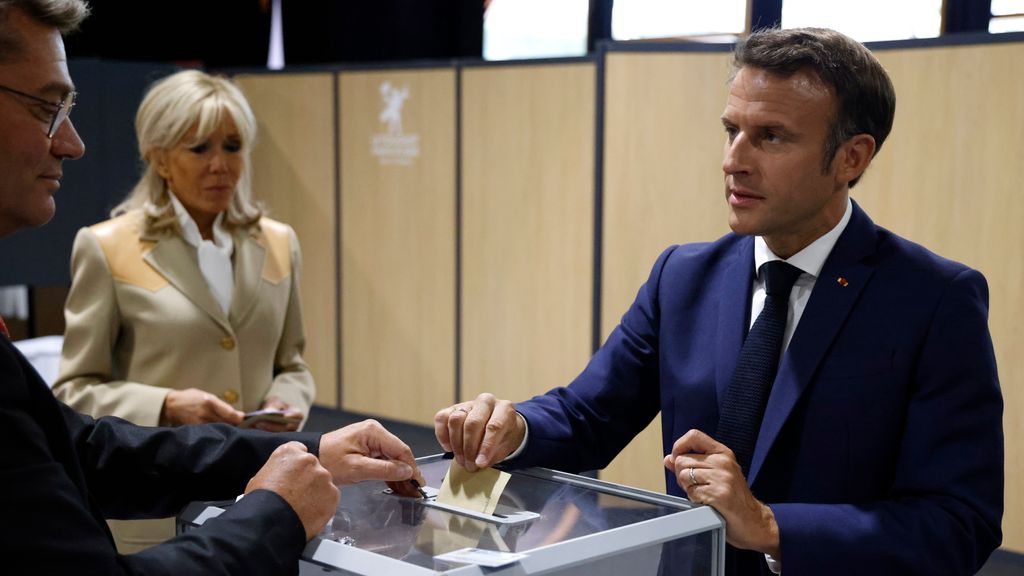 Emmanuel Macron deposita su voto