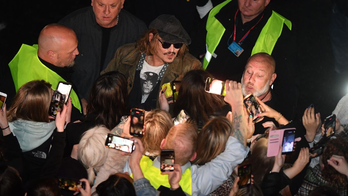 Johnny Depp recibiendo apoyo de sus fans tras ganar el juicio contra Amber Heard