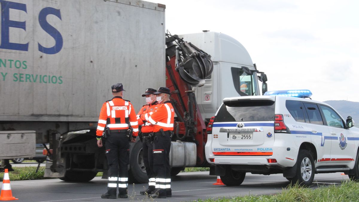 La Ertzaintza refuerza desde hoy la vigilancia y el control de camiones y autobuses La Ertzaintza refuerza desde hoy la vigilancia y el control de camiones y autobuses