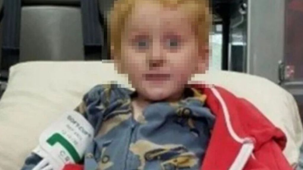Niño perdio en la montaña