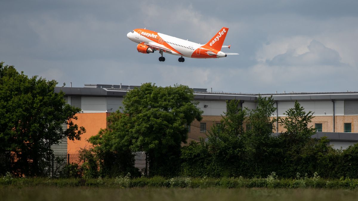 Un avión aterriza de emergencia en Escocia después de que el piloto enfermera y tuviera que usar el baño