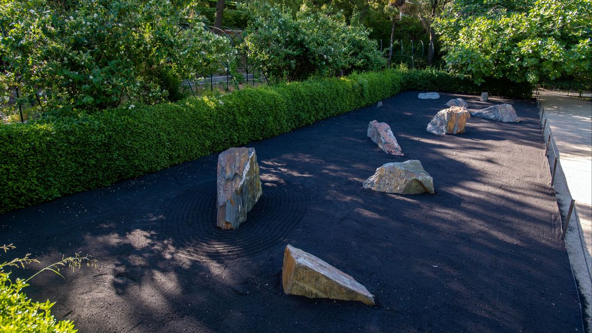 Un 'jardín zen negro' con 70 toneladas de ceniza del volcán de La Palma homenajea a los palmeros en el Botánico