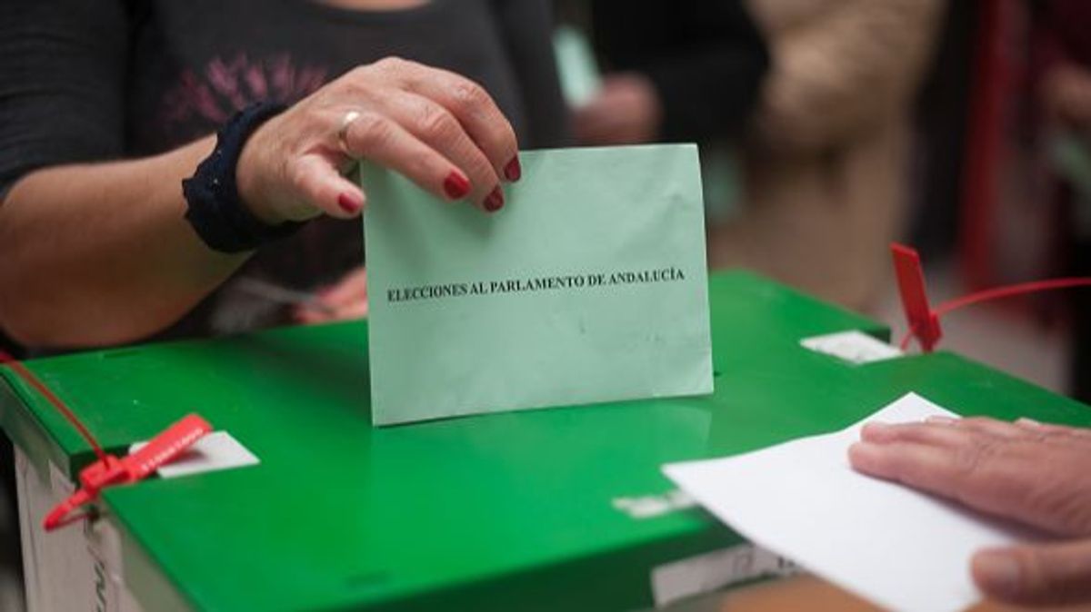 Una mujer deposita su voto en las urnas a las elecciones del Parlamento de Andalucía en 2018