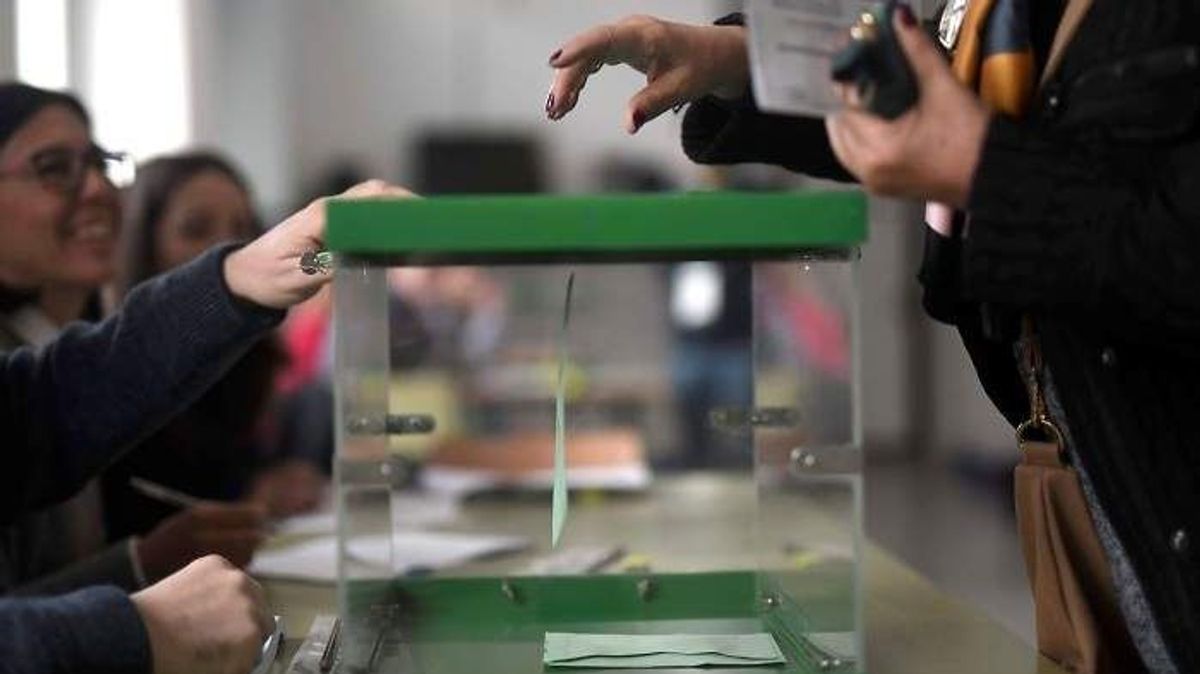 Una mujer deposita su voto en las urnas a las elecciones del Parlamento de Andalucía en 2018
