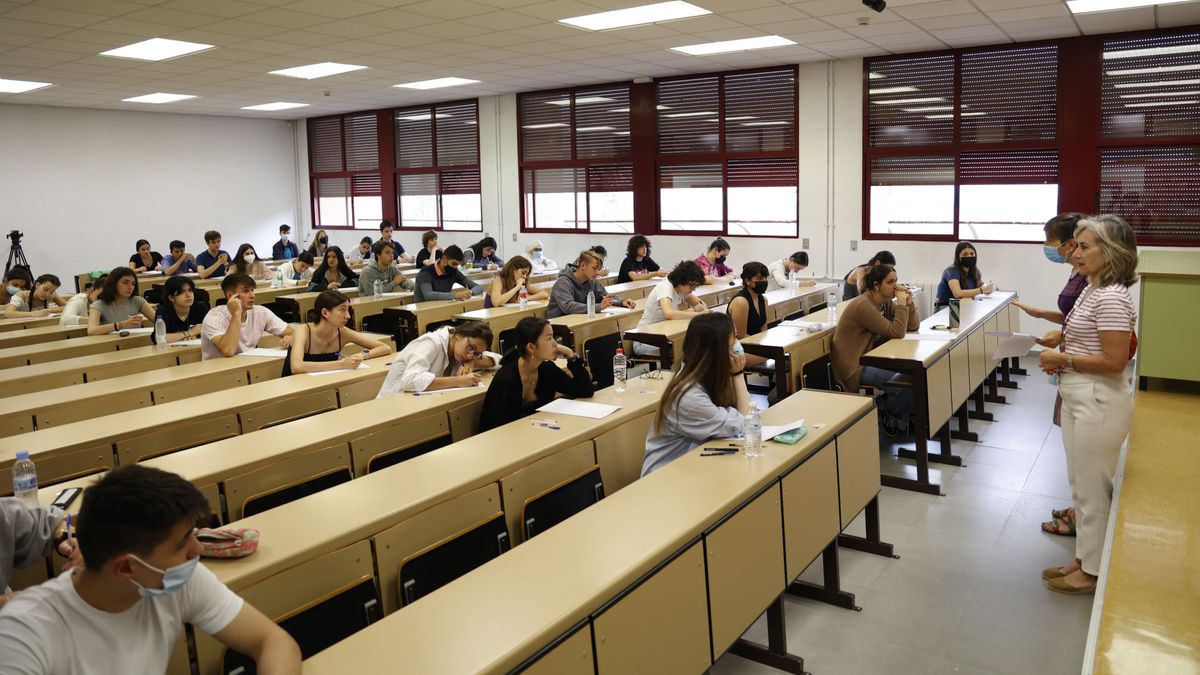 Estudiantes esperan antes de comenzar las pruebas de acceso a la universidad 2022, a 8 de junio de 2022, en Valladolid, Castilla y León