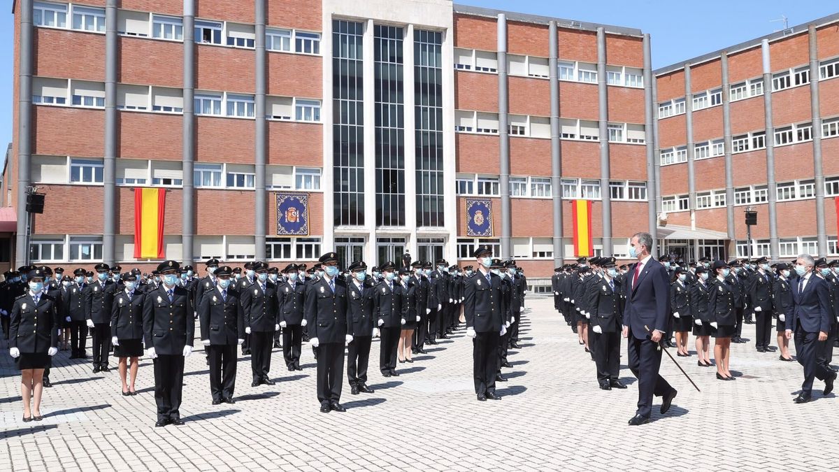 Felipe VI pasa revista en el complejo policial de Canillas, Madrid