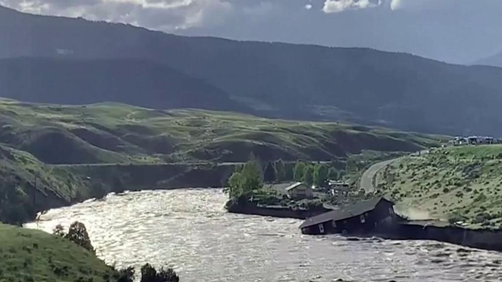 Inundaciones históricas arrastran casas y destrozan carreteras en el parque de Yellowstone, en Montana