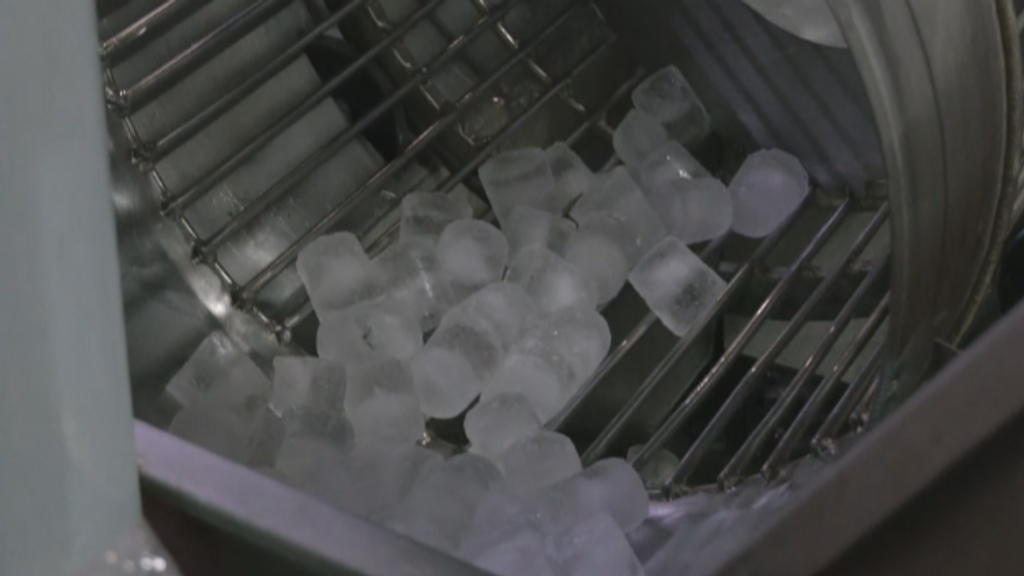 Trabajar a -15 grados en plena ola de calor en Granada: "Esto es gloria bendita"