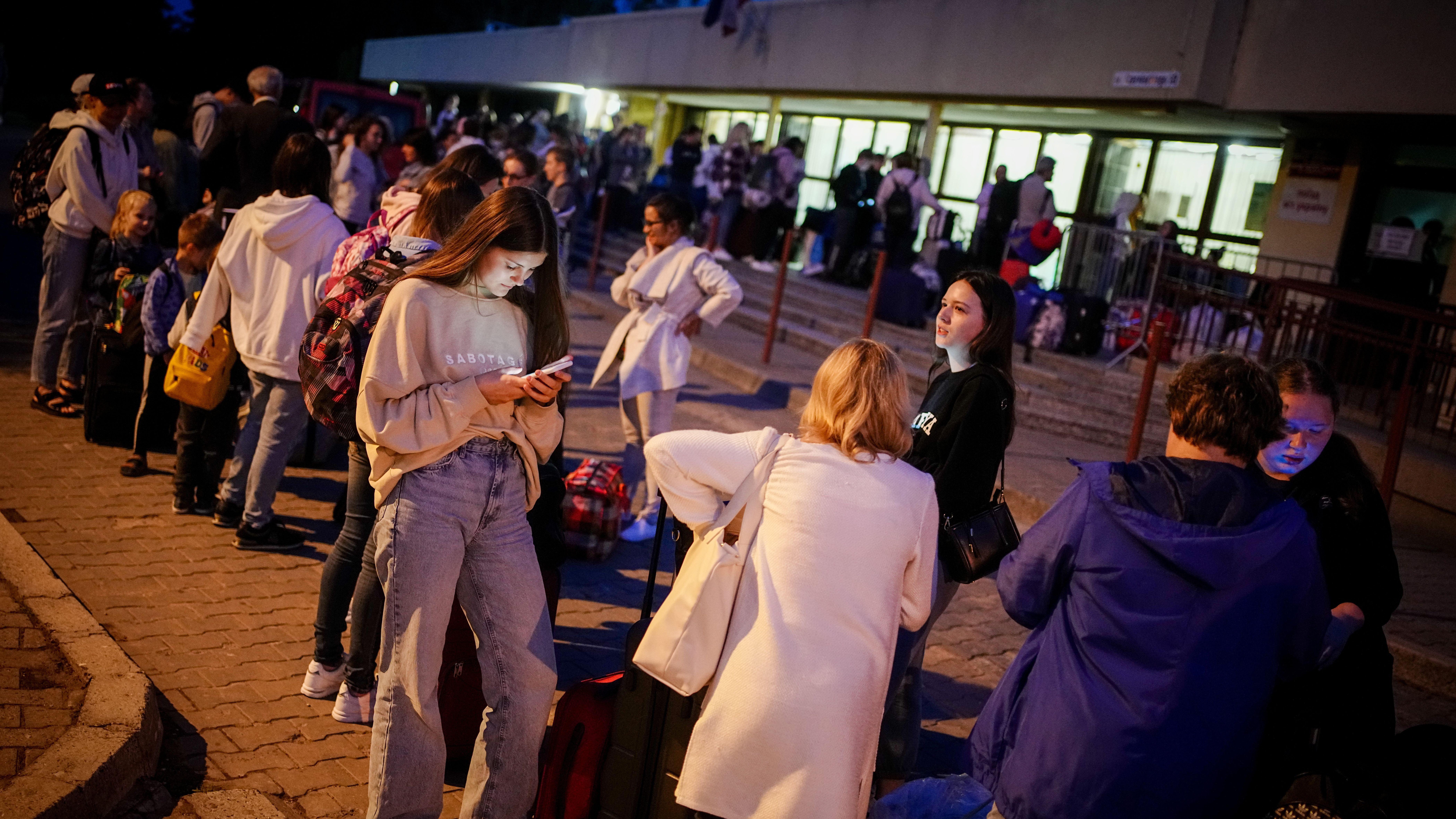 Numerosas personas han esperado este martes en la estación de tren de Przemysl