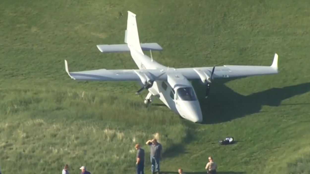 Un avión aterriza de emergencia en un campo de golf mientras varios aficionados juegan en la pista (Junio 2022)