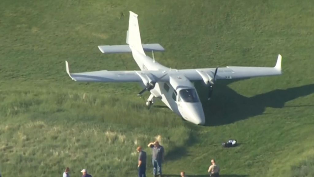 Un avión aterriza de emergencia en un campo de golf mientras varios aficionados juegan en la pista