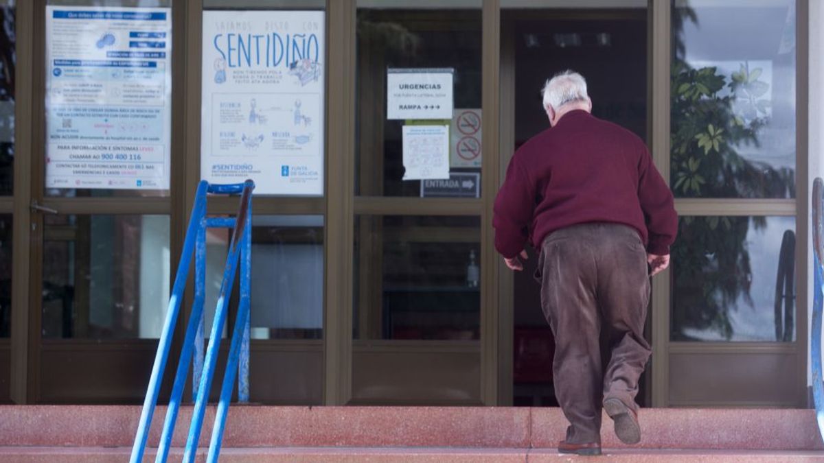 Un hombre entrando en el centro de salud de Guitiriz (Lugo).