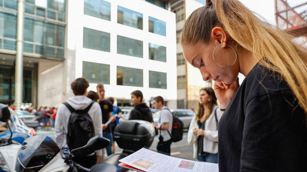 Una joven repasa apuntes ante la universidad de ingeniería en Bilbao