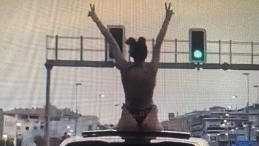 Multan a un conductor por llevar a una mujer en bikini sobre el capó del coche en Marbella
