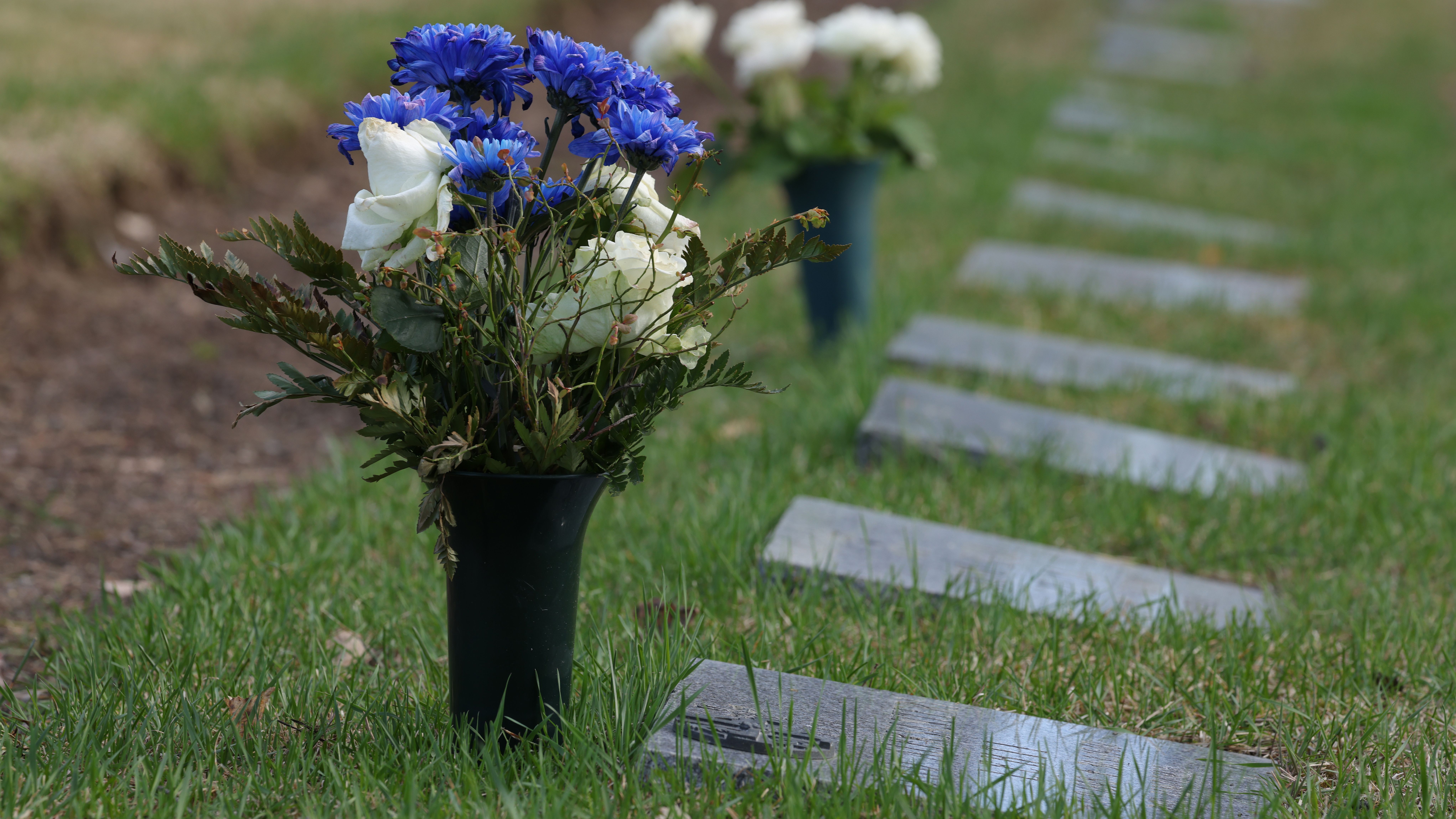 Winston Hagans fue declarado culpable de cargos criminales por dejar varias cajas de flores en la tumba de su prometida