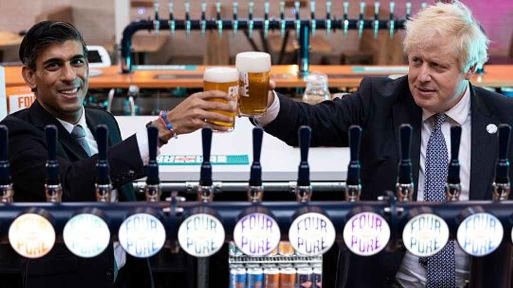 Sunak y Johnson brindan durante un acto el pasado mes de abril.