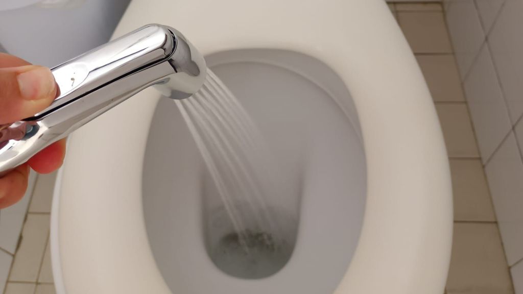 Ducha conectada a la cisterna para poder limpiar la copa menstrual