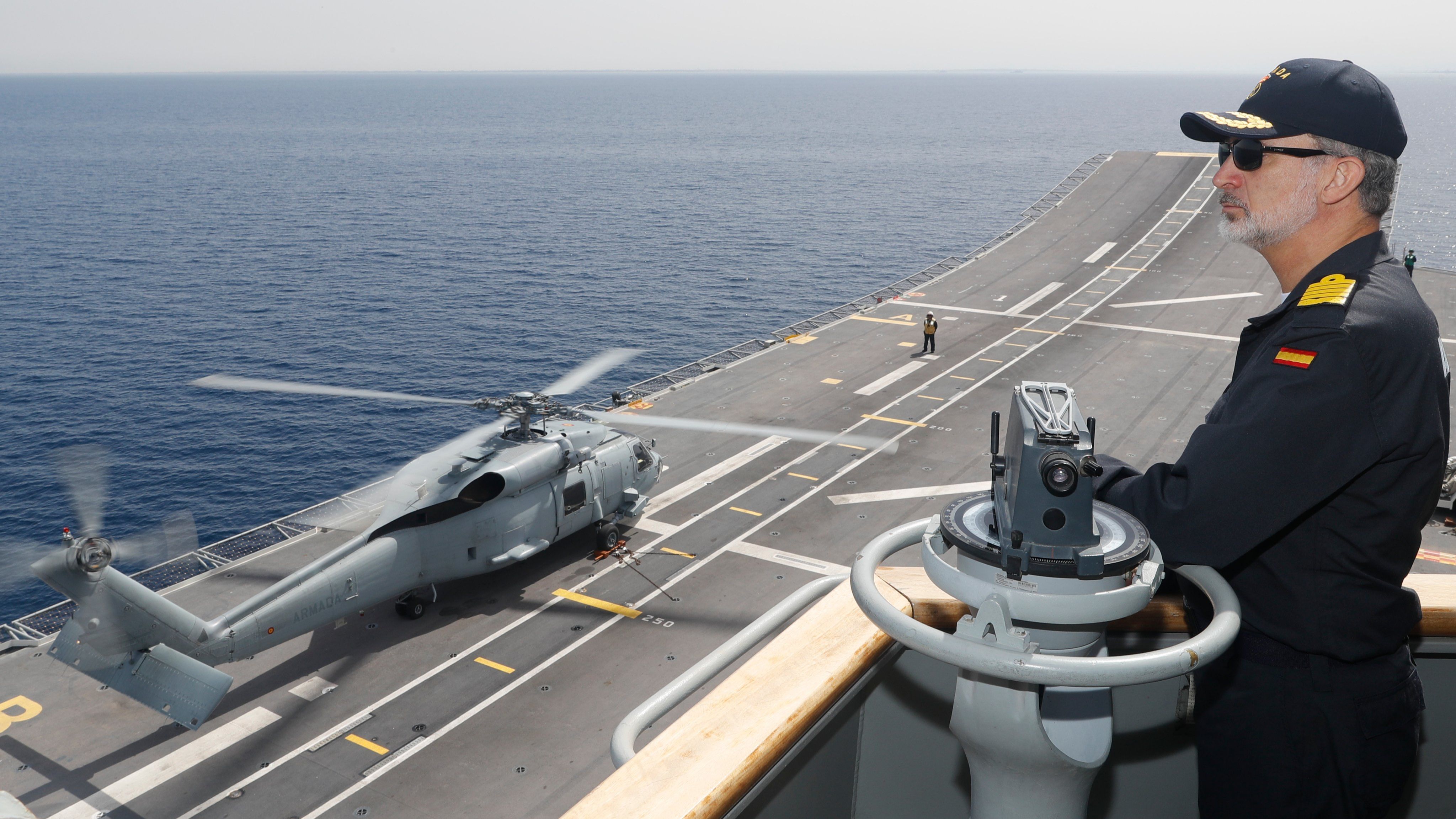 El rey Felipe VI, con un look al estilo Tom Cruise en Top Gun en su visita a Rota