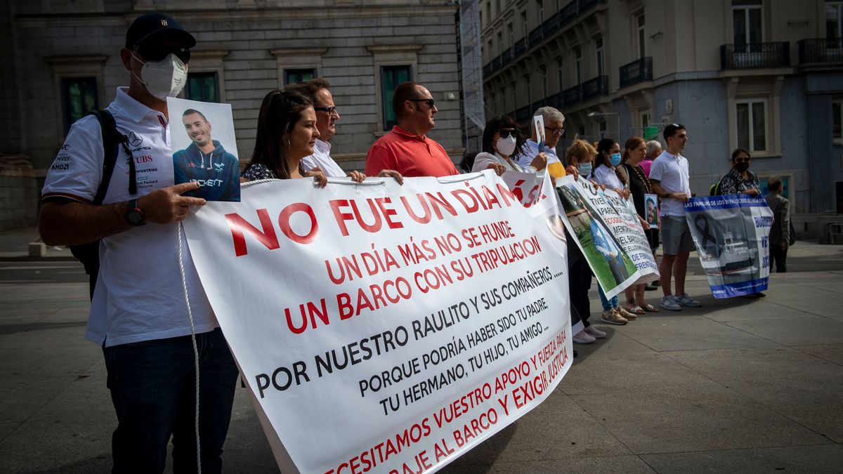 Familiares de marineros fallecidos se concentran frente al Congreso Familiares de marineros fallecidos se concentran frente al Congreso