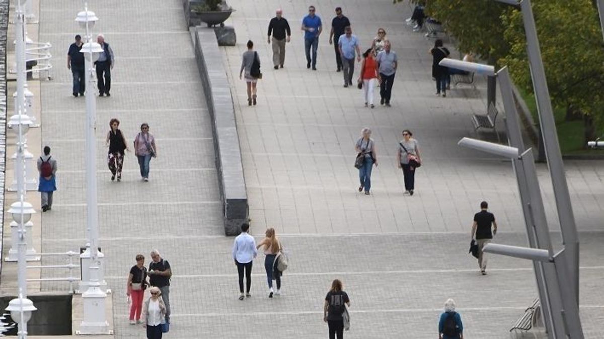Gente paseando por Bilbao Gente paseando por Bilbao