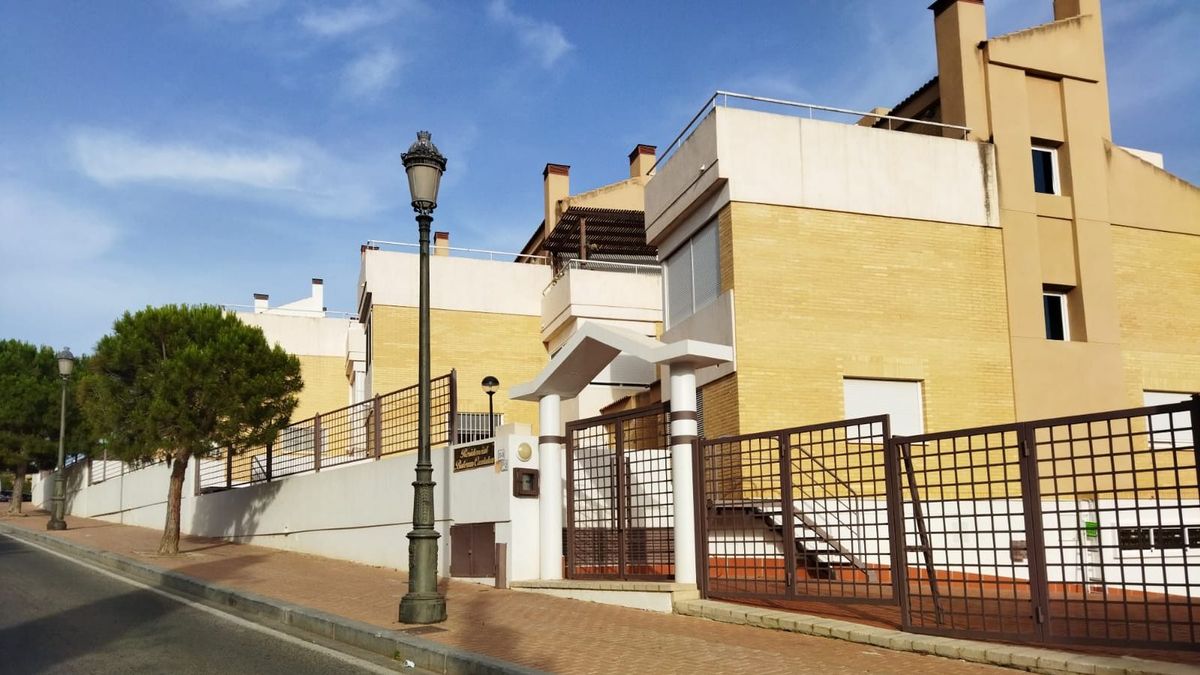 Imagen de la fachada de la urbanización donde ha tenido lugar el suceso en Cabo de las Huertas, Alicante
