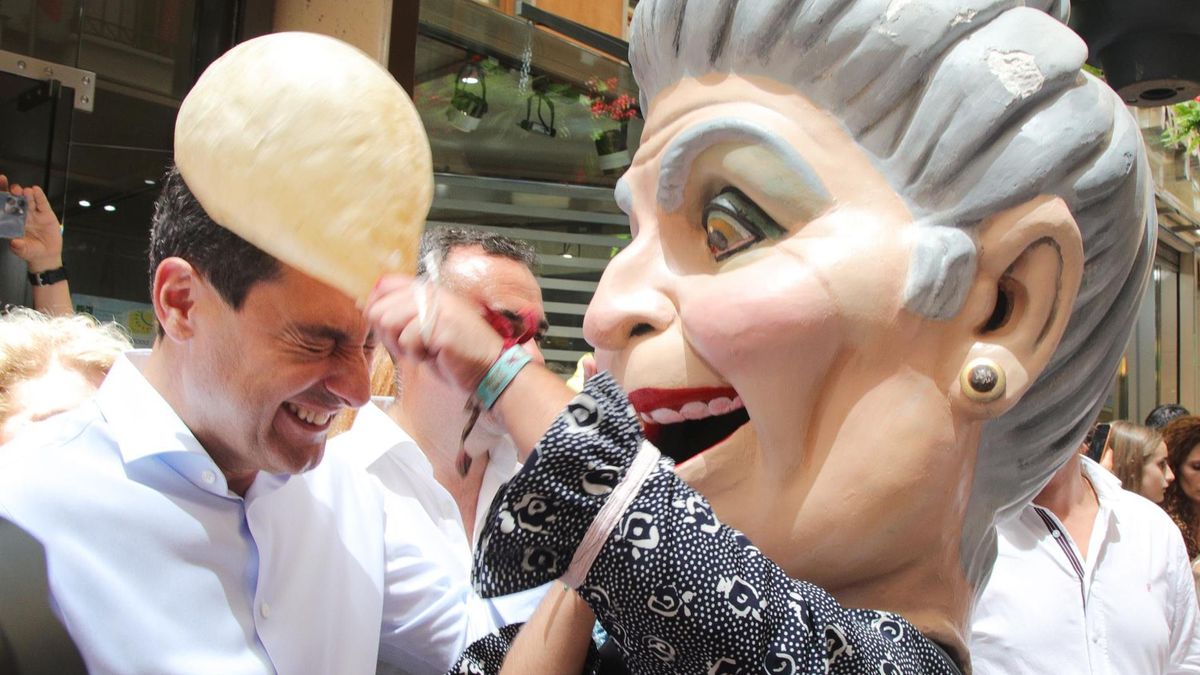 Juanma Moreno recibe un golpe de un cabezudo en las fiestas del Corpus de Granada Juanma Moreno recibe un golpe de un cabezudo en las fiestas del Corpus de Granada