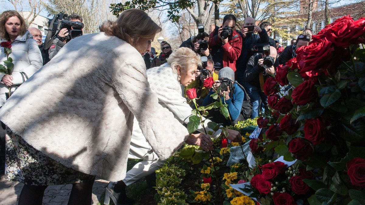 La mujer de Fernando Buesa, Natividad Rodríguez, y la madre de Jorge Díaz, Begoña Elorza, colocando una rosa durante la ofrenda floral en el monolito en recuerdo de Fernando Buesa y su escolta Jorge Díaz, asesinados por ETA La mujer de Fernando Buesa, Natividad Rodríguez, y la madre de Jorge Díaz, Begoña Elorza, colocando una rosa durante la ofrenda floral en el monolito en recuerdo de Fernando Buesa y su escolta Jorge Díaz, asesinados por ETA