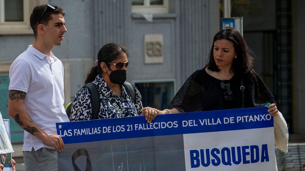 María José Pazos junto a dos familiares más con una pancarta