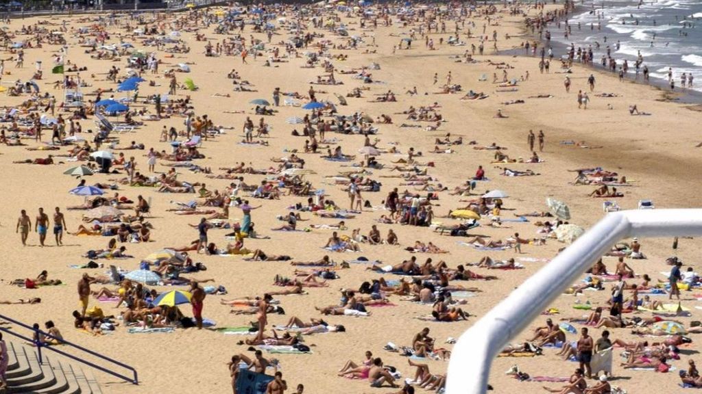 Muere una mujer tras desvanecerse cuando paseaba por la orilla de la playa del Sardinero