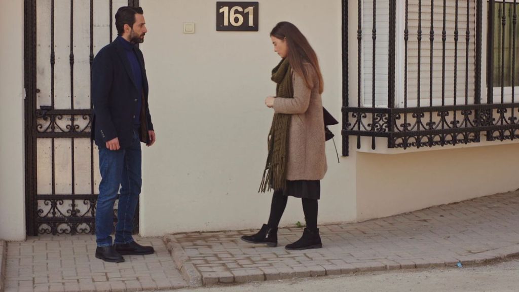 Nazli regresa a casa de Murat