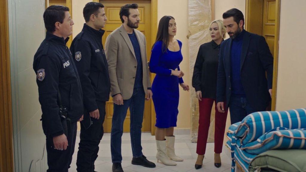 Melek y Asude avisan a la policía para deshacerse de Nazli
