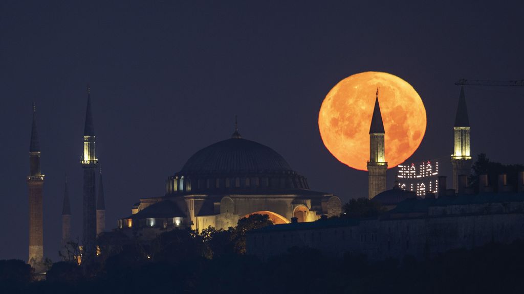 Superluna de Fresa en Estambul, Turquía