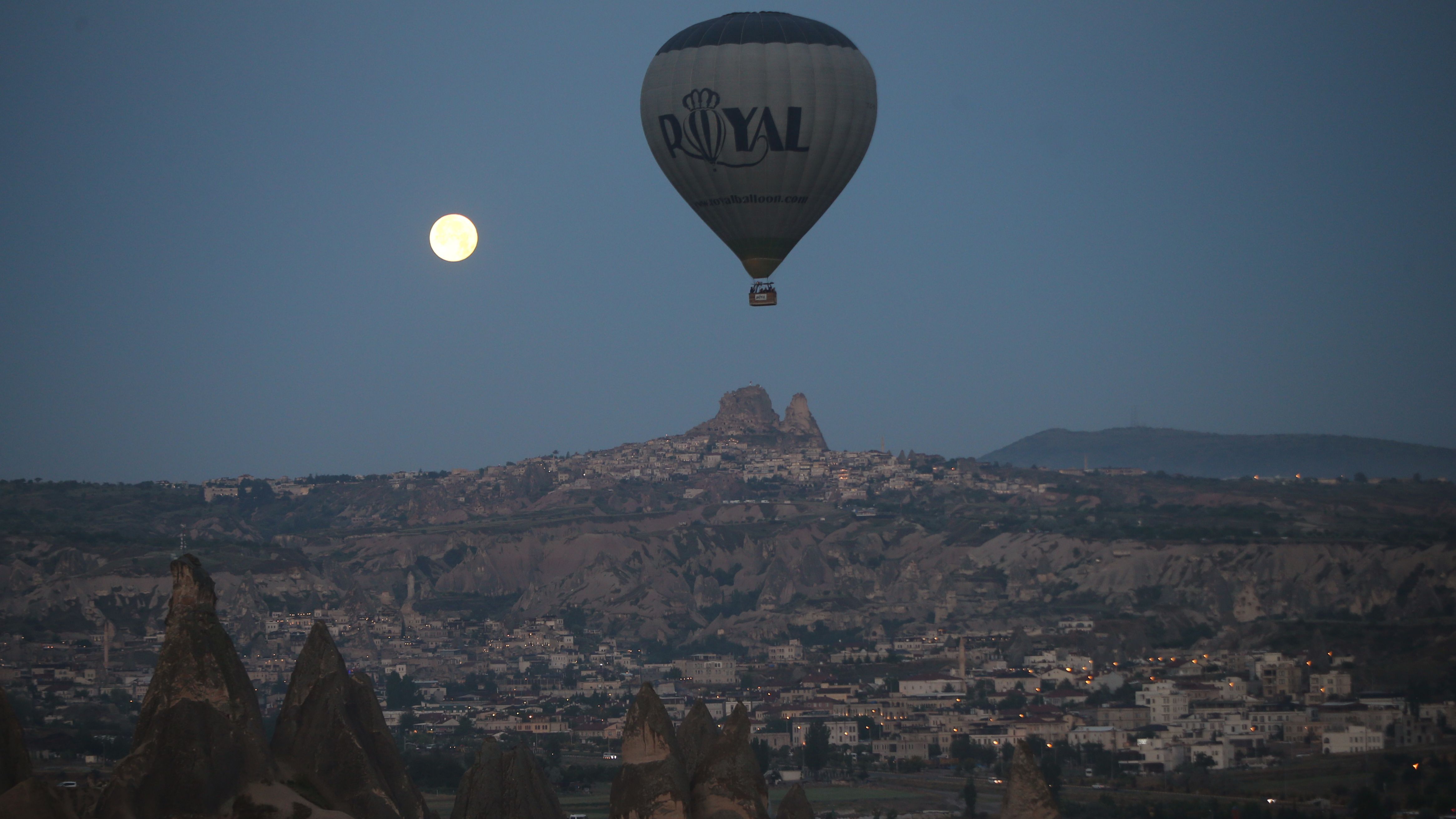 Superluna de Fresa en la Cappadocia, Turquía