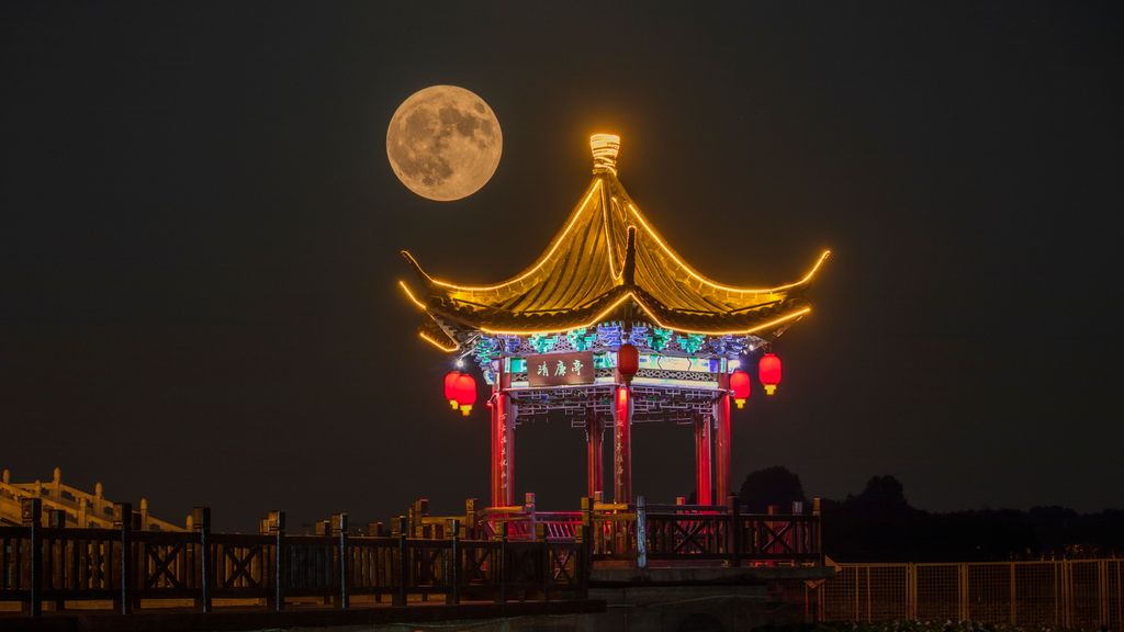 Superluna de Fresa en Lianyungang, provincia de Jiangsu de China