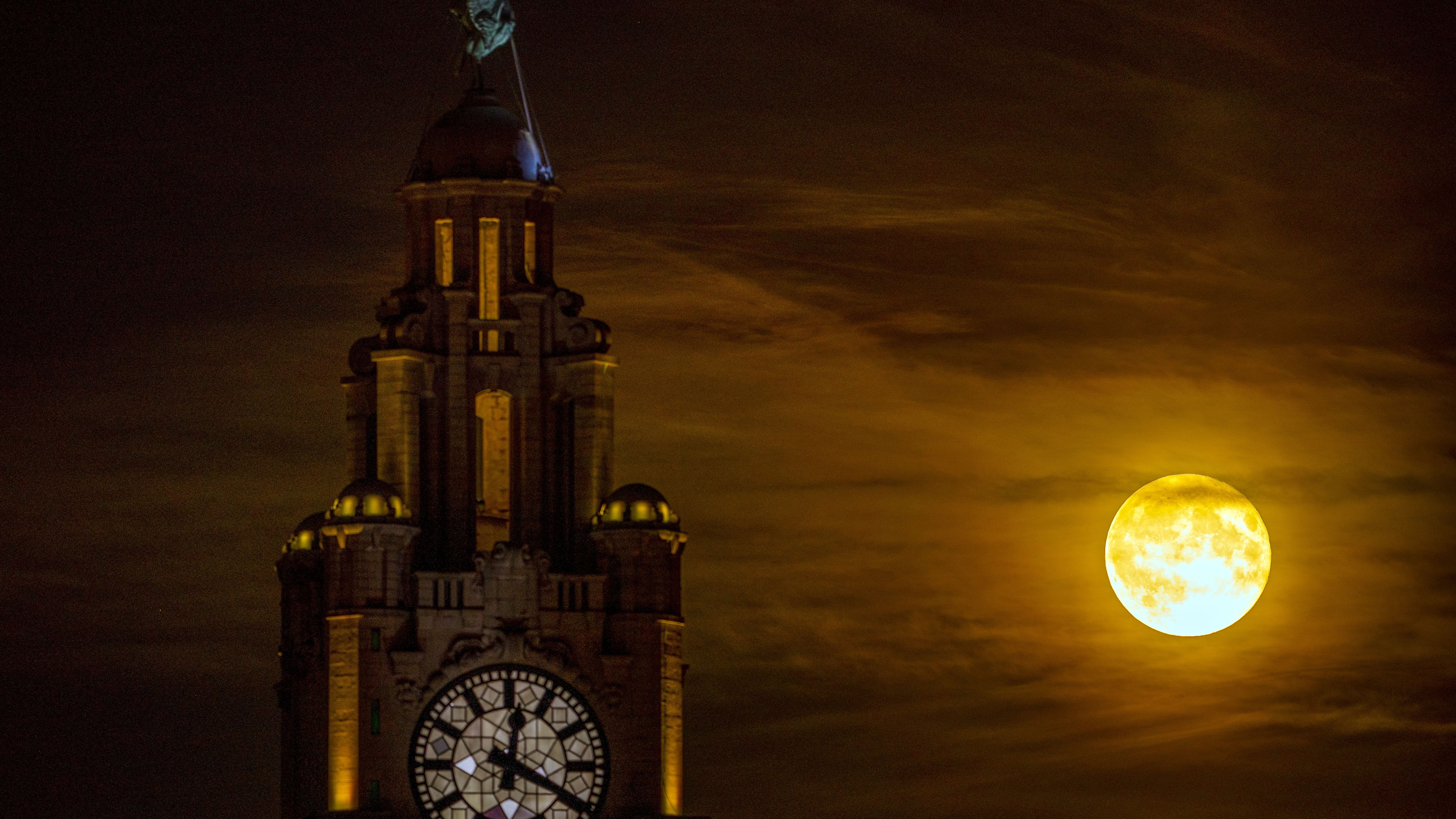 Superluna de Fresa sobre Liverpool, Inglaterra