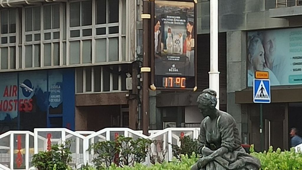 Termómetro en la zona de Riazor marcando 17 grados a las 12.47 horas.