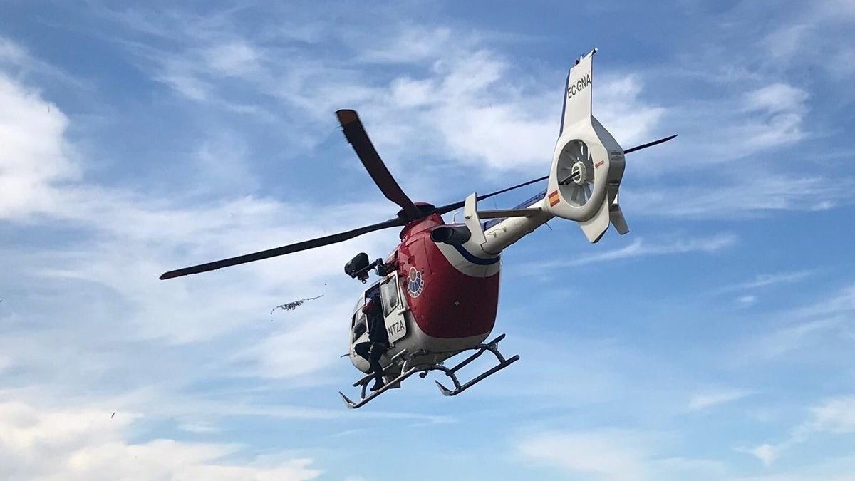 Un helicóptero de la Ertzaintza durante un operativo de rescate Un helicóptero de la Ertzaintza durante un operativo de rescate