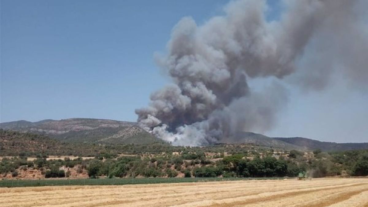 Un incendio obliga a confinar a los vecinos de La Clua de Artesa de Segre, en Lleida