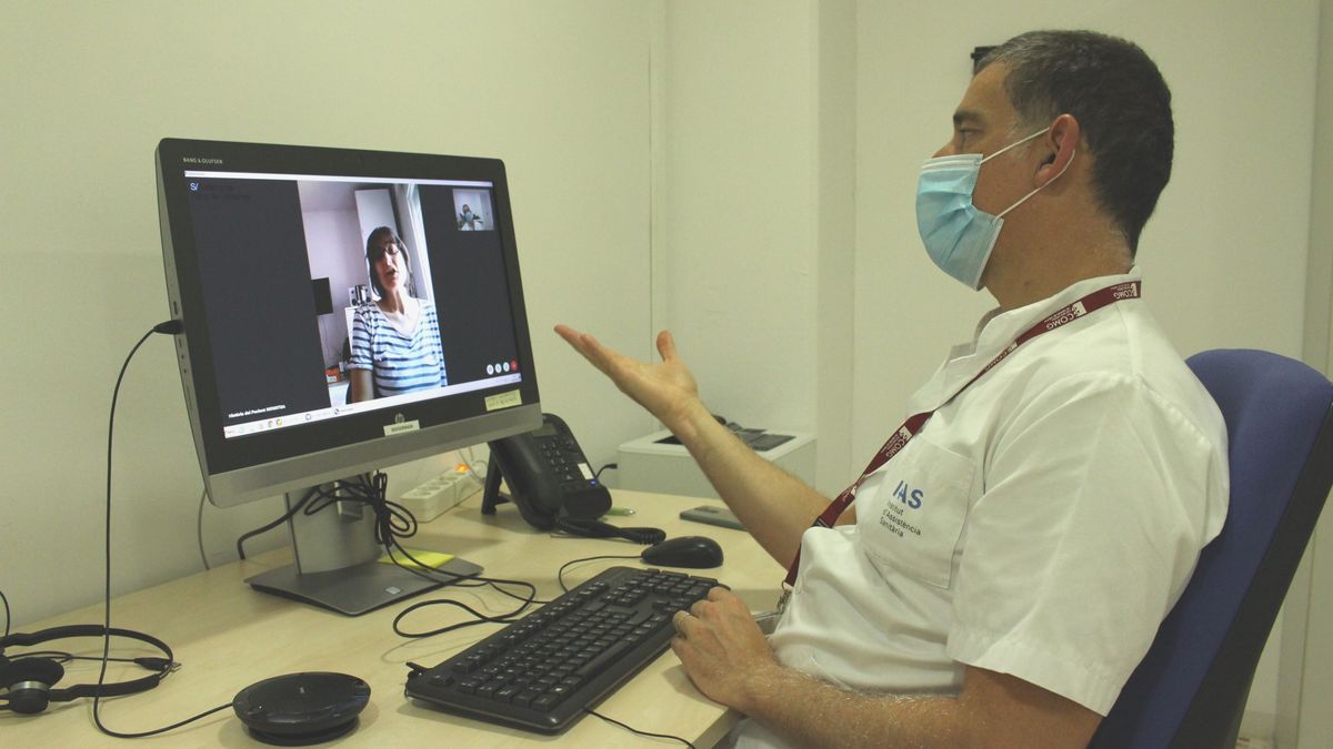 Un médico atiende a una paciente a través de una videoconsulta