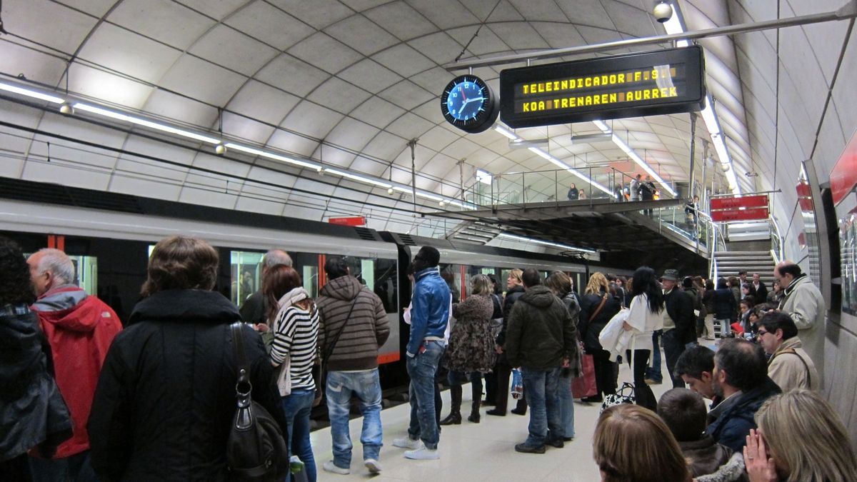 Varias personas esperan al metro en una estación de Bilbao