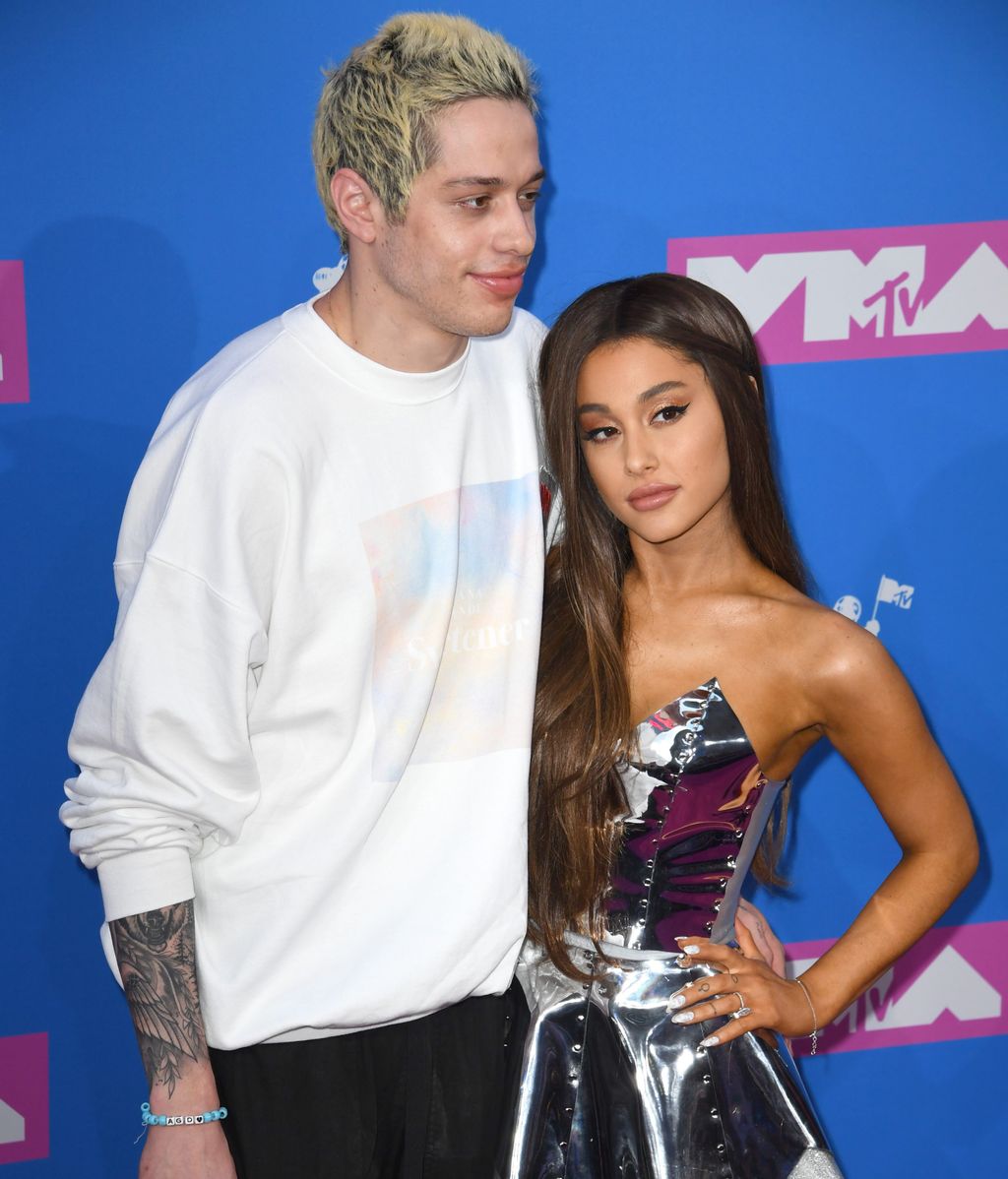 Antes de salir con Gómez a Ariana se le relacionó con Pete Davidson.
