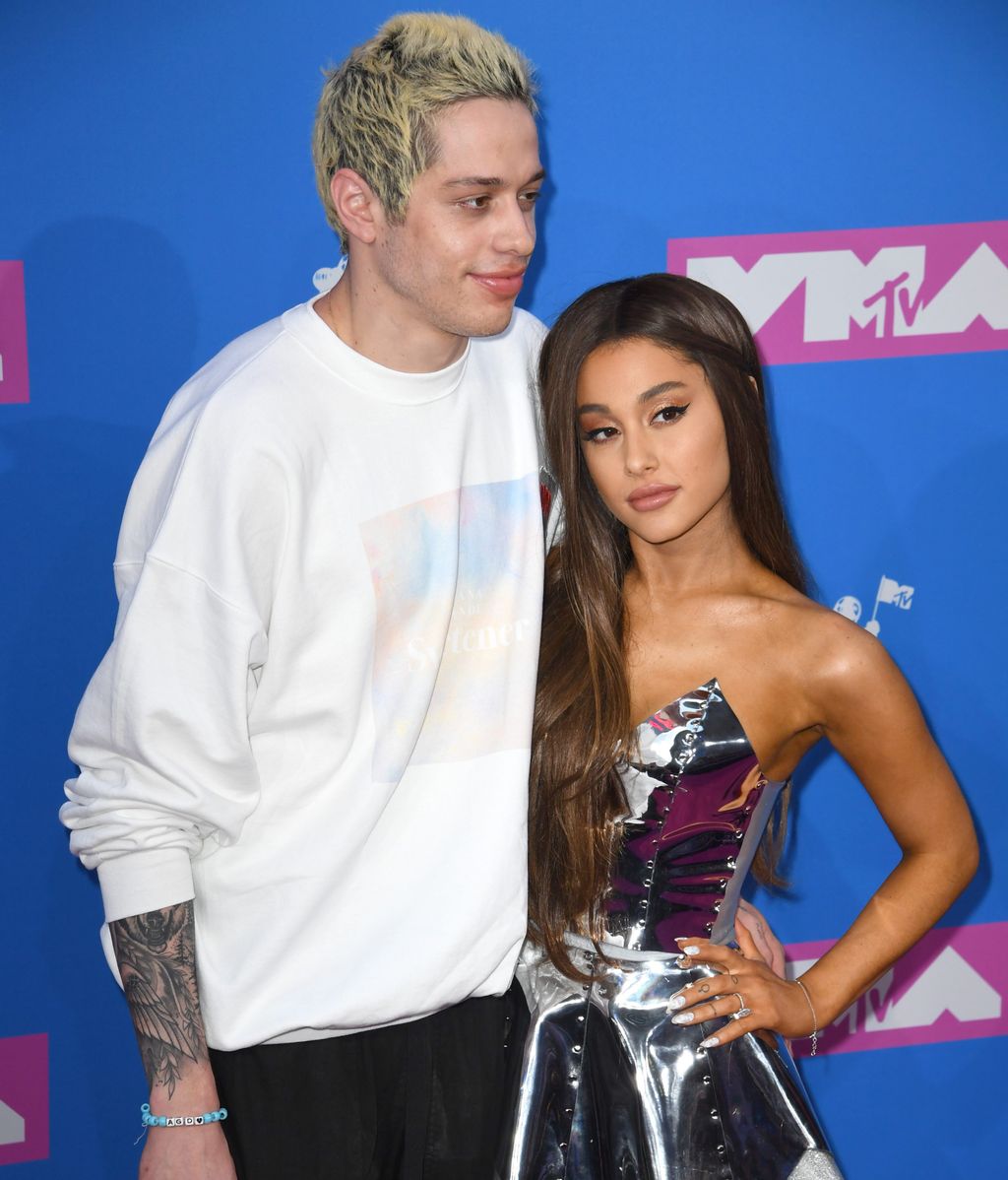 Antes de salir con Gómez a Ariana se le relacionó con Pete Davidson.