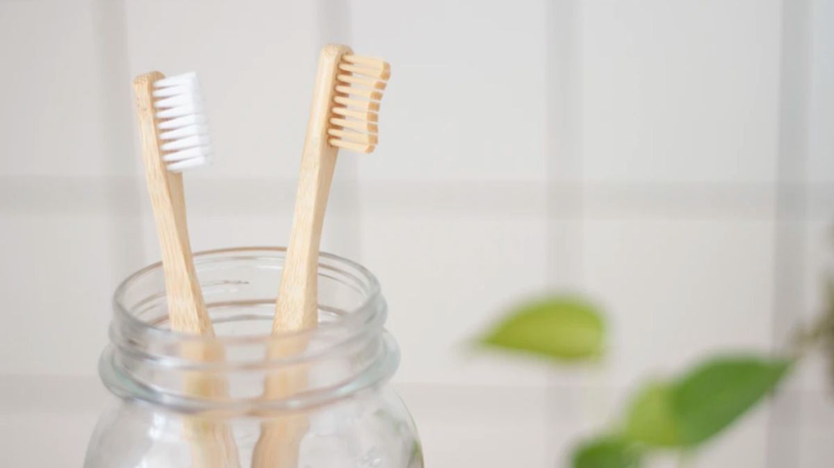 Cómo limpair y desinfectar correctamente el cepillo de dientes.