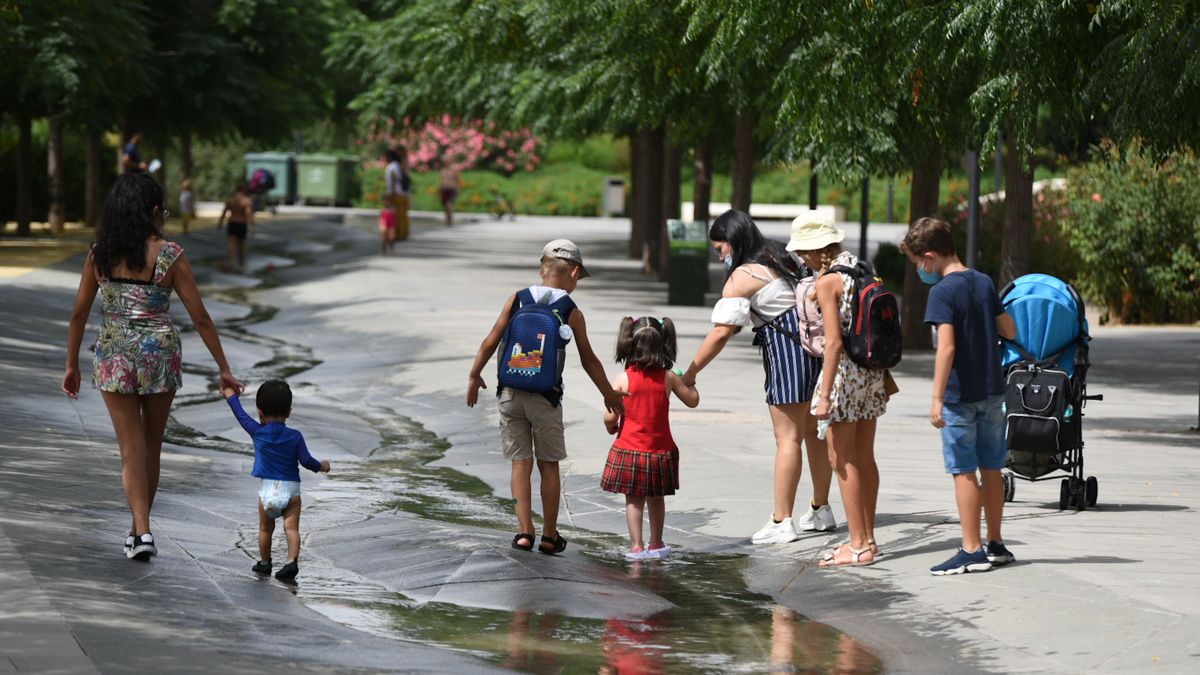 EuropaPress 3879347 varios ninos pasan arroyo agua parc central 12 agosto 2021 valencia EuropaPress 3879347 varios ninos pasan arroyo agua parc central 12 agosto 2021 valencia