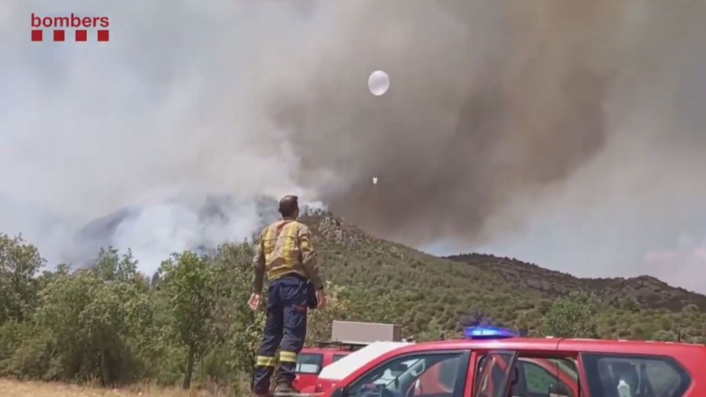 Doce incendios permanecen activos en Cataluña y Navarra