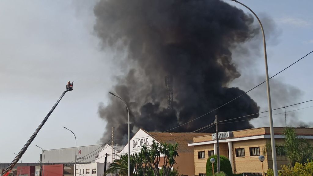 Un incendio afecta a una fábrica de cosméticos en Paterna